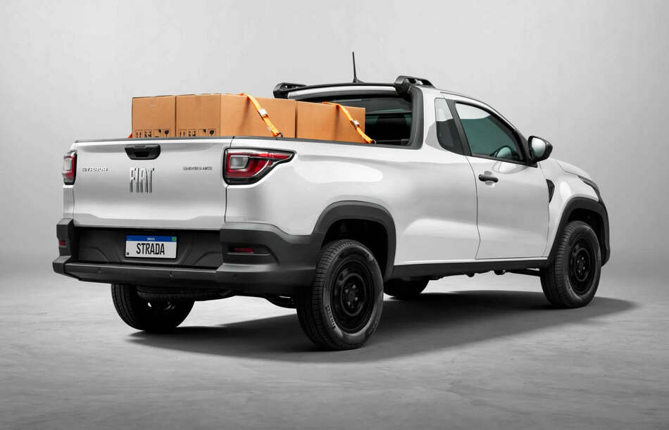 Fiat Strada-cinza-com-caixas-na-traseira